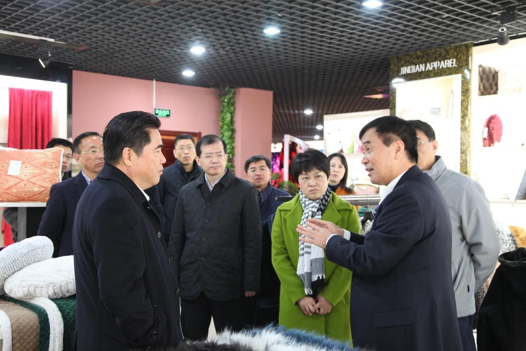 2016年11月26日，时任连云港市市长项雪龙来到飞雁毛毯有限公司调研指导工作。